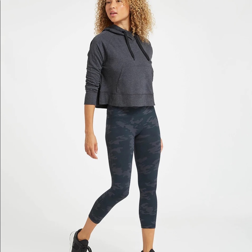 Spanx Look at Me Now Seamless Cropped Leggings Black Camo size XS